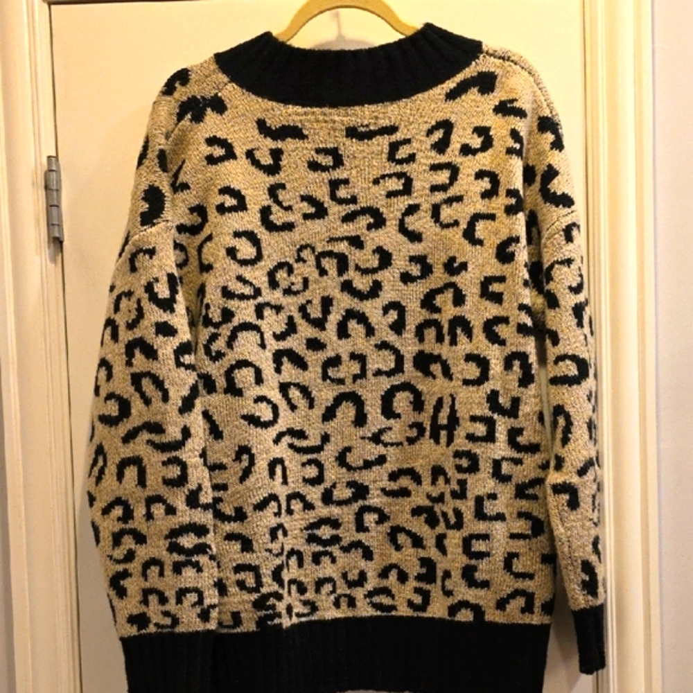 NWOT DAVI & DANI Black and Creamy Gray Leopard Sweater - Picture 2 of 7